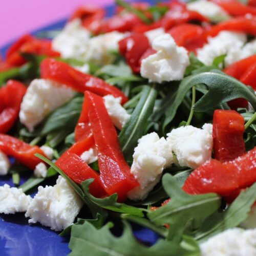 Salade van geitenkaas met geroosterde paprika