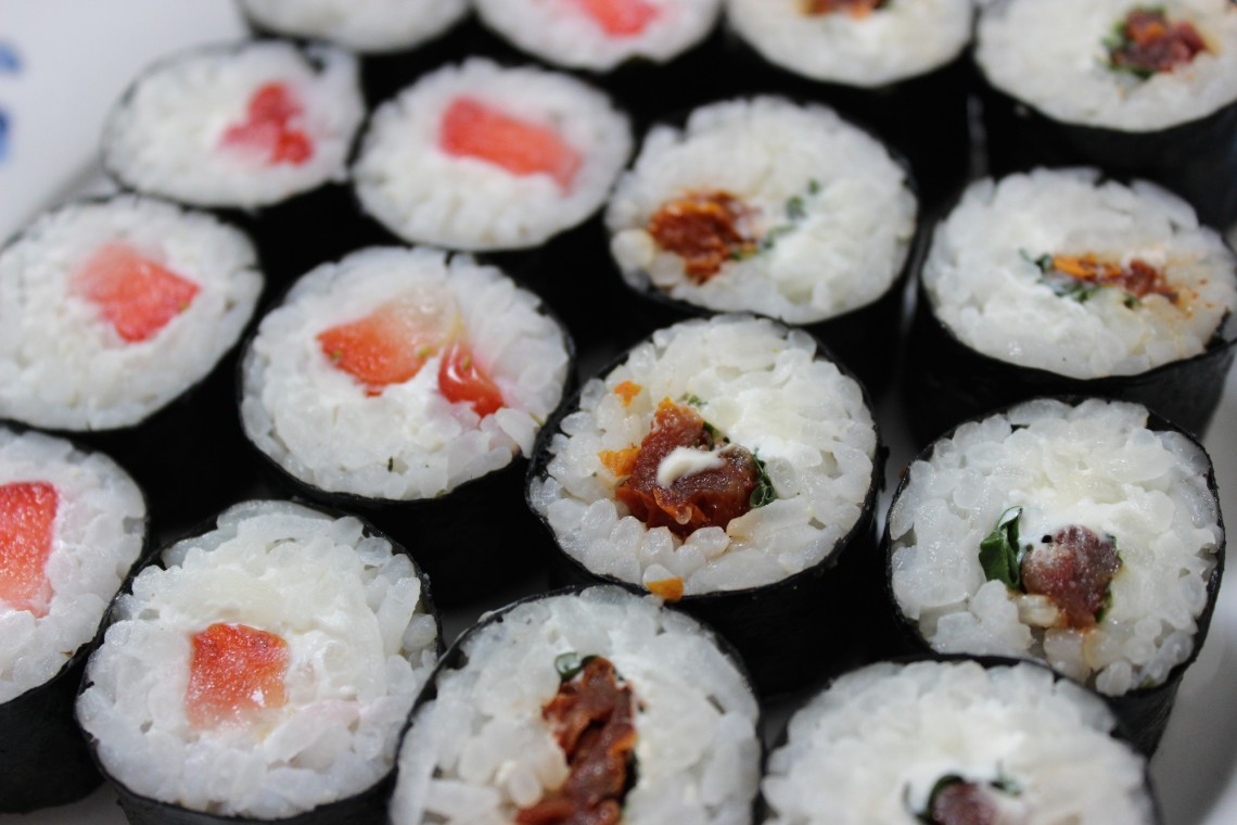 Sushi met zongedroogde tomaat