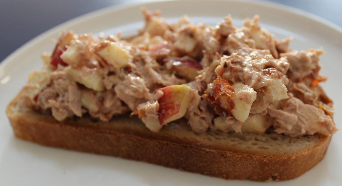 Tuna salad with apple