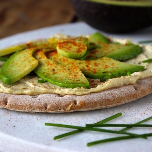 Glutenvrije pizza met avocado