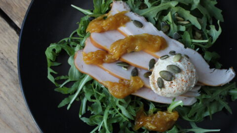 Rucolasalade met gerookte kip
